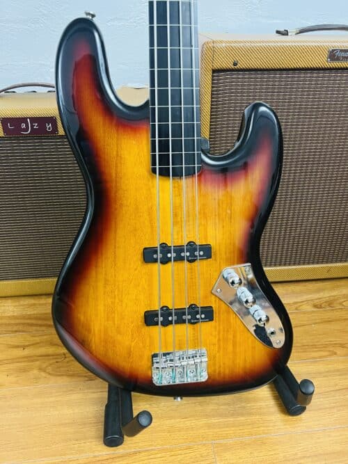 2007 Fender Squire Fretless Jazz - Image 4